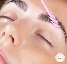 Ladda upp bild till gallerivisning, GEL. Keratin Lash Lift & Brow Lamination är en världsledande behandling som lyfter, böjer, lägger till volym, färger och STYRKAR dina naturliga fransar och ögonbryn! Innehåller organisk balsam, keratin, sidenpeptider och en mängd olika frukt- och växtextrakt.